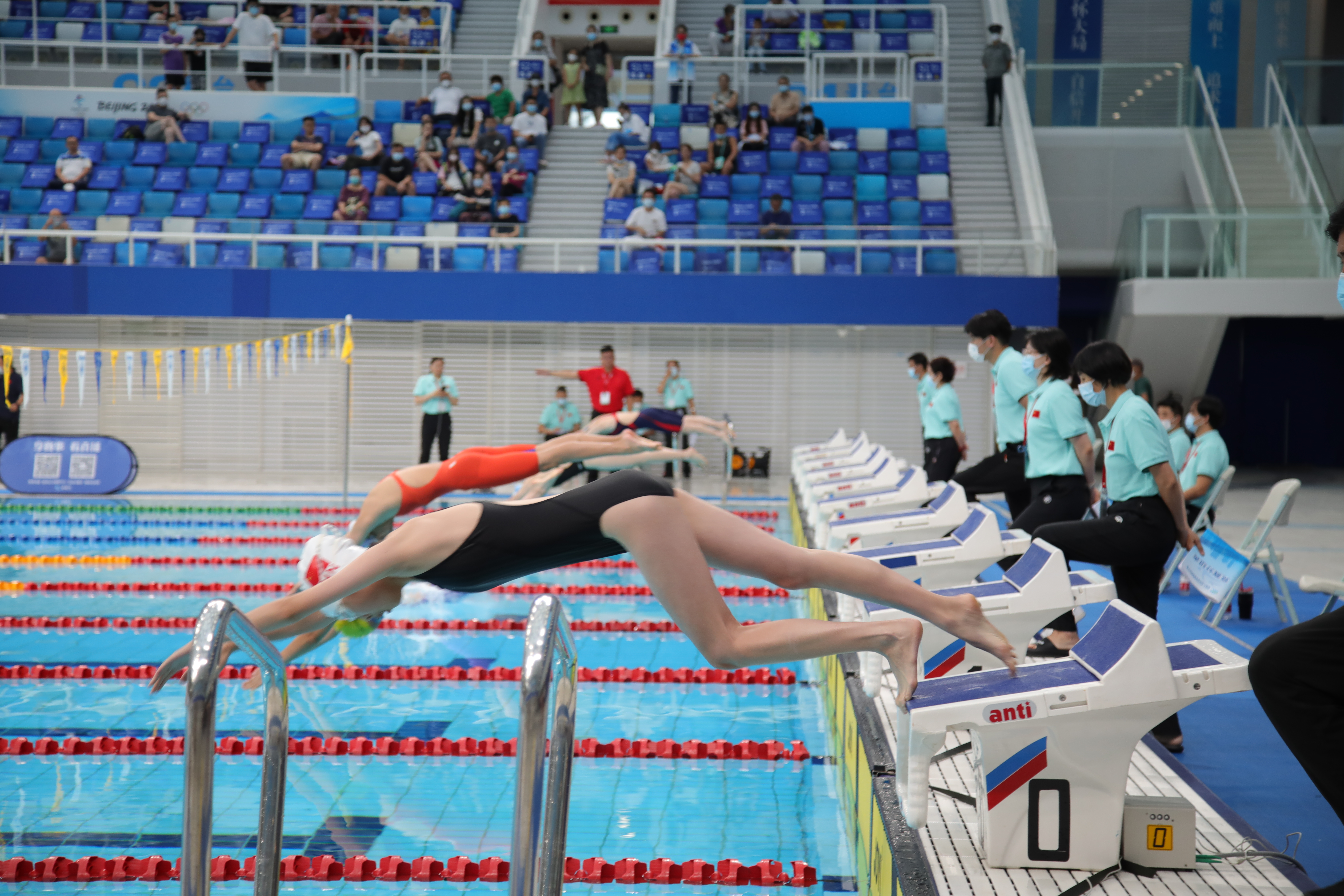 北京市全民游泳大赛在水立方举行，1300余人参赛
