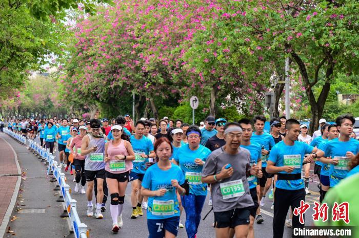 海内外逾两万名选手奔跑在广东肇庆 马拉松展现