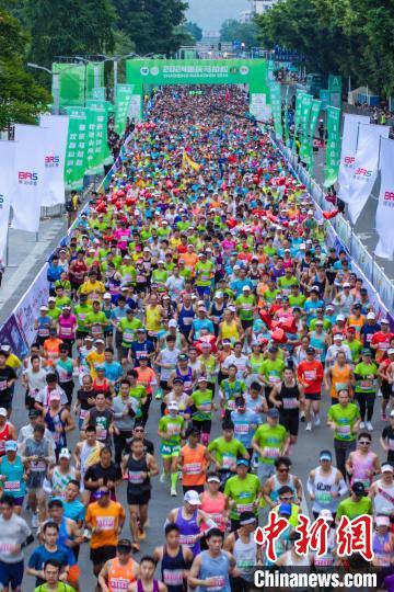 海内外逾两万名选手奔跑在广东肇庆 马拉松展现