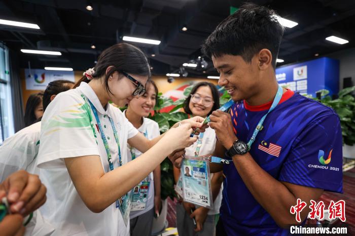 成都大运会“友谊漂流”：各国运动员互赠礼物