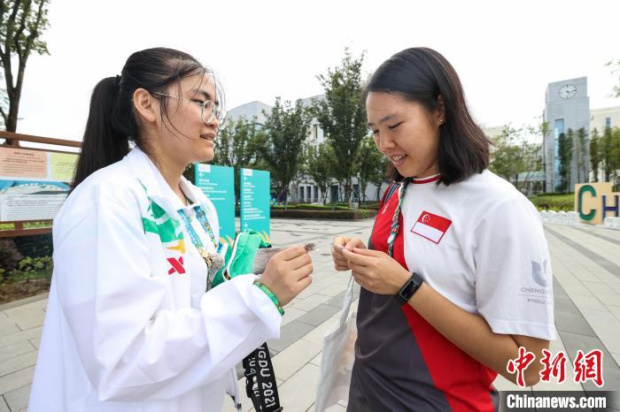 成都大运会“友谊漂流”：各国运动员互赠礼物