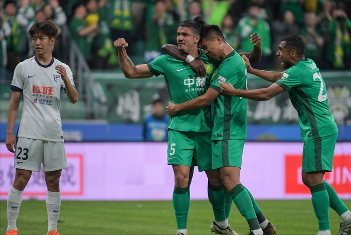 北京国安主场3-0力克大连英博，红牌事件成转折