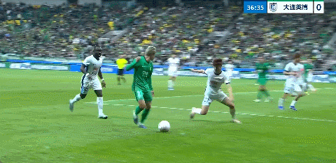 北京国安主场3-0力克大连英博，红牌事件成转折