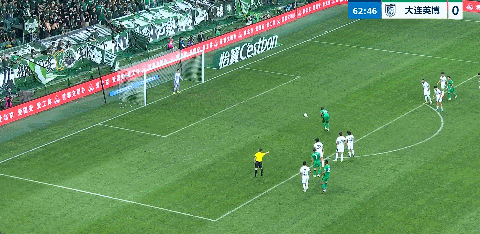 北京国安主场3-0力克大连英博，红牌事件成转折